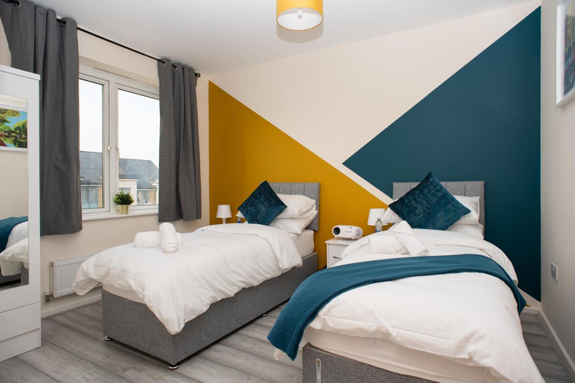 Cosy, Modern In Kent, Sleeps 8, Free Parking, 17min Train To London Holiday home *