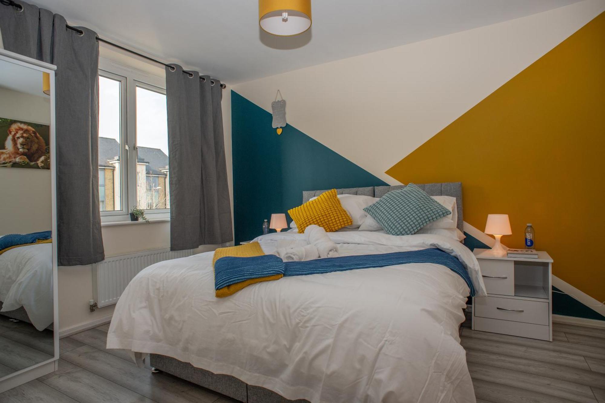Holiday home Cosy, Modern In Kent, Sleeps 8, Free Parking, 17min Train To London