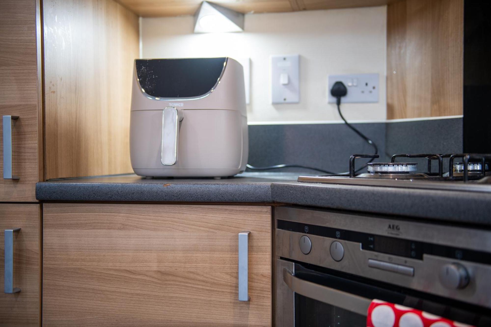 Holiday home Cosy, Modern In Kent, Sleeps 8, Free Parking, 17min Train To London