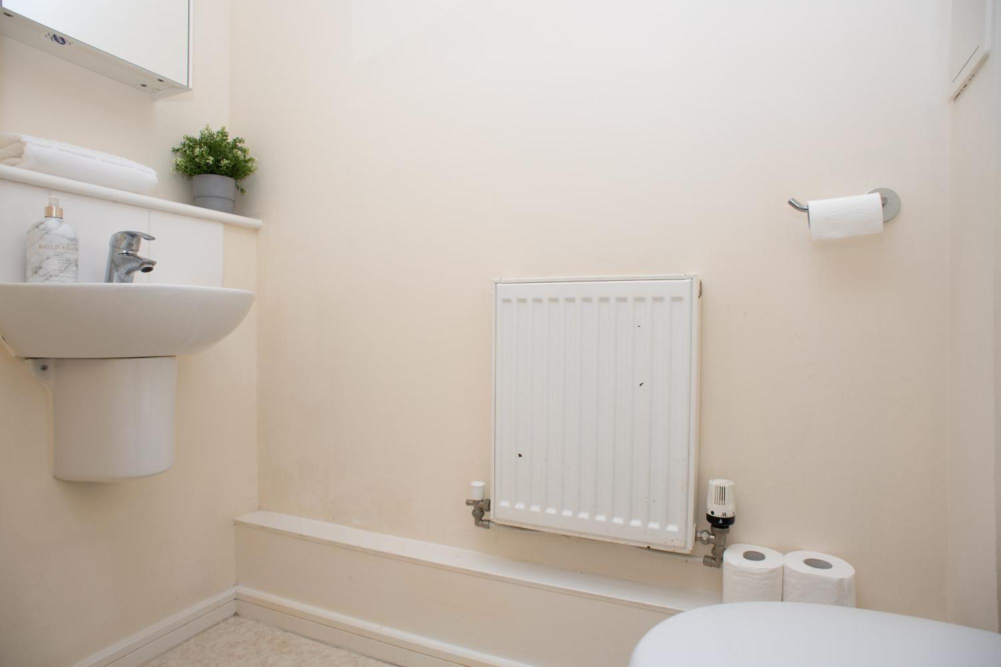 Cosy, Modern In Kent, Sleeps 8, Free Parking, 17min Train To London Holiday home *