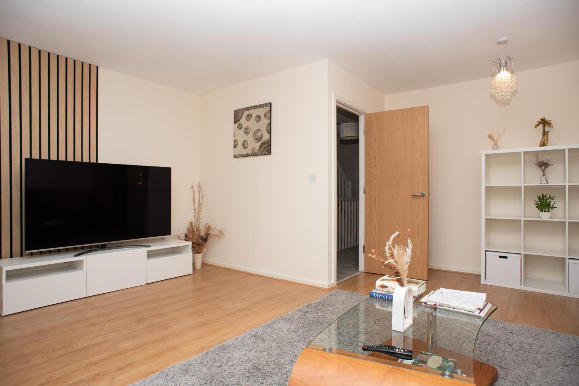 Holiday home Cosy, Modern In Kent, Sleeps 8, Free Parking, 17min Train To London *