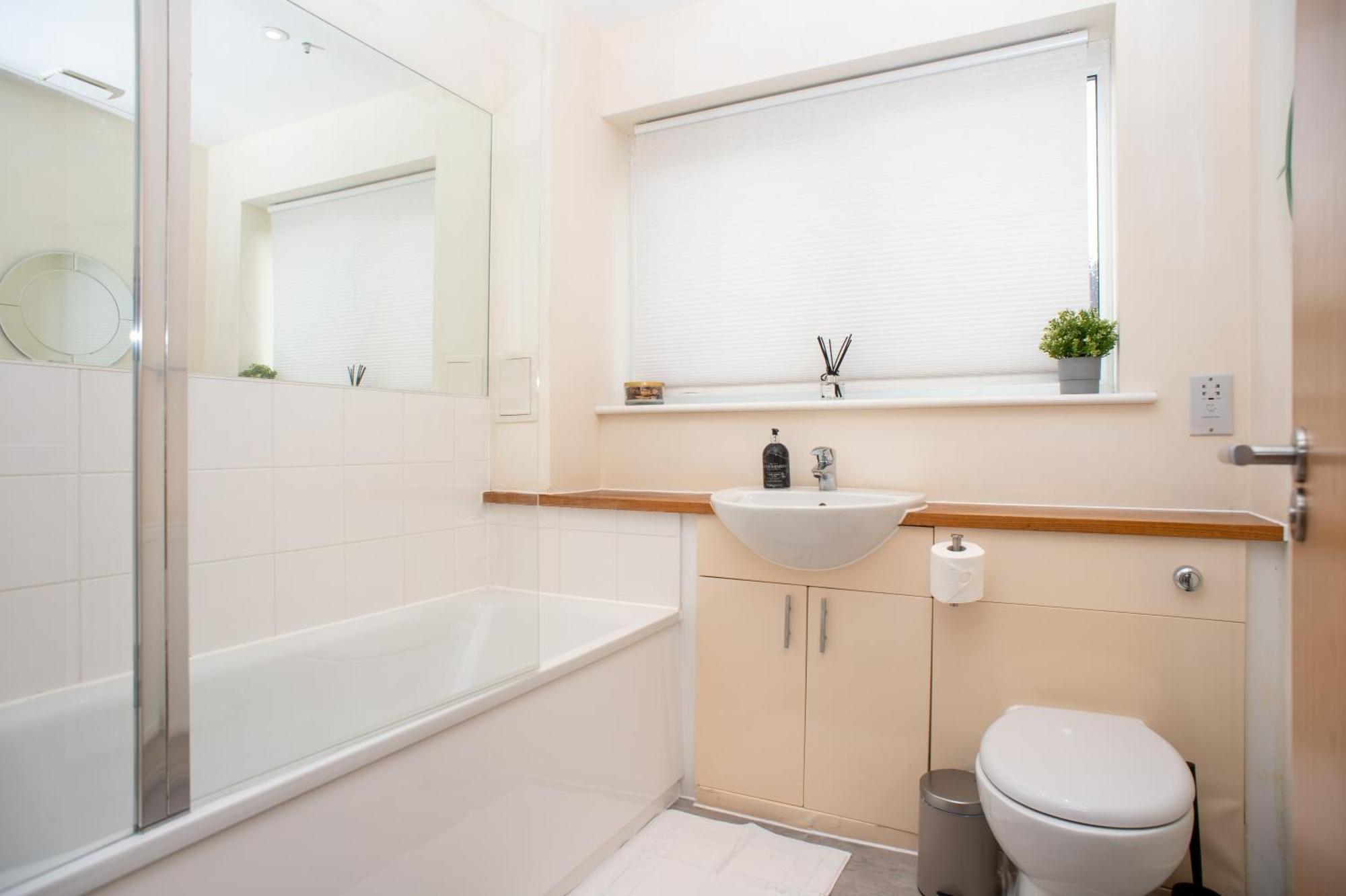 Holiday home Cosy, Modern In Kent, Sleeps 8, Free Parking, 17min Train To London *